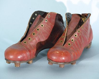 FOOTBALL Paire de chaussures de football en cuir marron. Epoque 1945/1950.