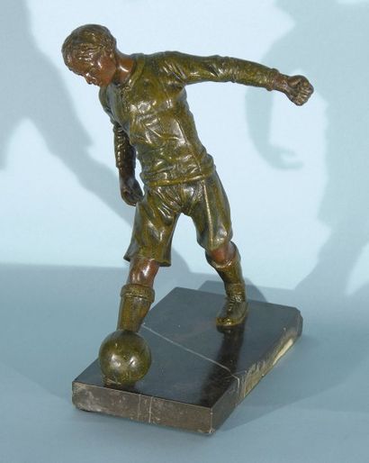 FOOTBALL Sculpture en bronze sur socle de marbre. Haut. : 26 cm.