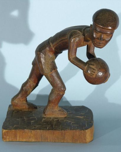 FOOTBALL Sculpture africaine du Ghana, Gardien de but. Accra Gold Coast. 1940. Haut....