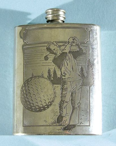 GOLF Flash à whisky avec décor de joueur de golf sur la face arrondie. Métal argenté...