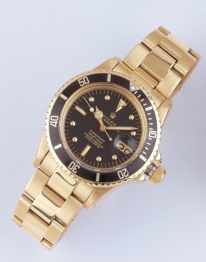 ROLEX OYSTER PERPETUAL DATE SUBMARINER. BRACELET-MONTRE en or jaune. Cadran noir....