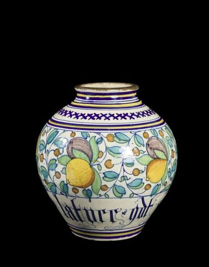 null Vase à Pharmacie Venise, vers 1530-1540. Vase sphérique à décor de fruits polychromes...