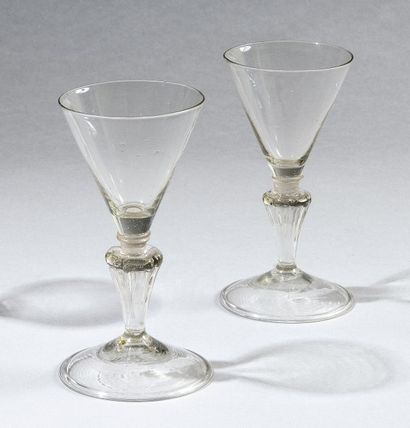 null Paire de verres à jambe France, première moitié du XVIIIe siècle. Paire de verres...