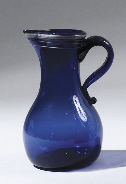 null Pichet en verre bleu translucide France, Normandie, XVIIIe siècle. Pichet en...