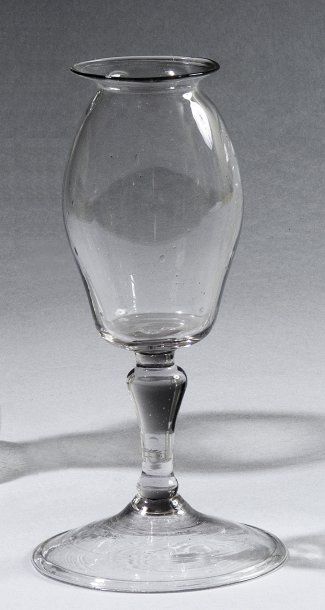 null Pilulier France, Normandie, XVIIIe siècle. Pilulier en verre transparent incolore....