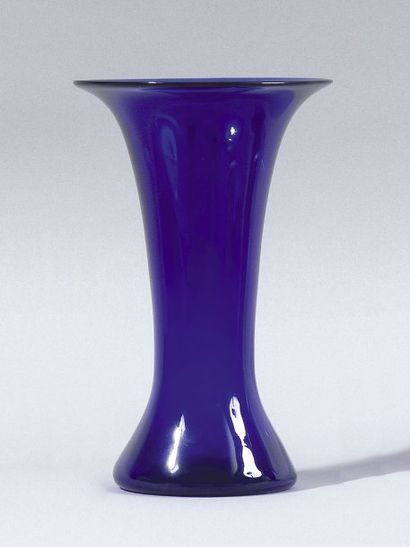 null Vase cornet France, Bordeaux, début XIXe siècle. Vase cornet en verre bleu foncé...