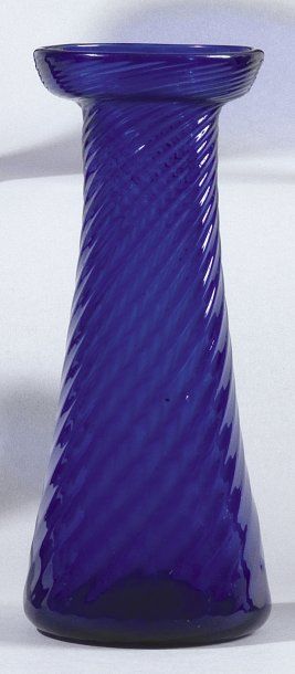 null Vase à bulbe France, fin du XVIIIe siècle. Vase à bulbe en verre bleu translucide...