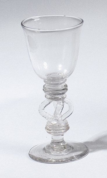 null Verre à jambe ajourée France, XIXe siècle. Hauteur : 18 cm ; Diamètre de la...