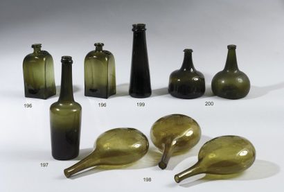 null deux bouteilles oignon Pays-bas, vers 1720-1750. Deux bouteilles en verre vert...