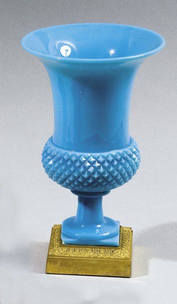 null Vase urne en opaline bleue turquoise France, époque Restauration. Vase urne...