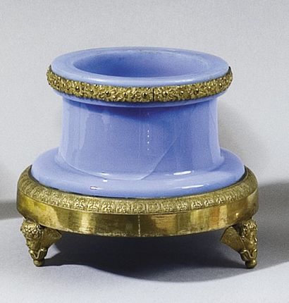 null Base de vase cylindrique en opaline bleu lavande France, époque Restauration....