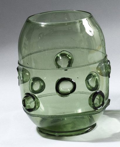 null «Daumenglass» en verre vert foncé translucide Allemagne, milieu du XVIIe siècle....