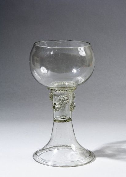 null Römer en verre incolore transparent Allemagne, première moitié du XVIIIe siècle....