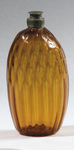 null Flacon en verre ambré translucide Alpenländisch, Tyrol, XVIIe siècle. Flacon...