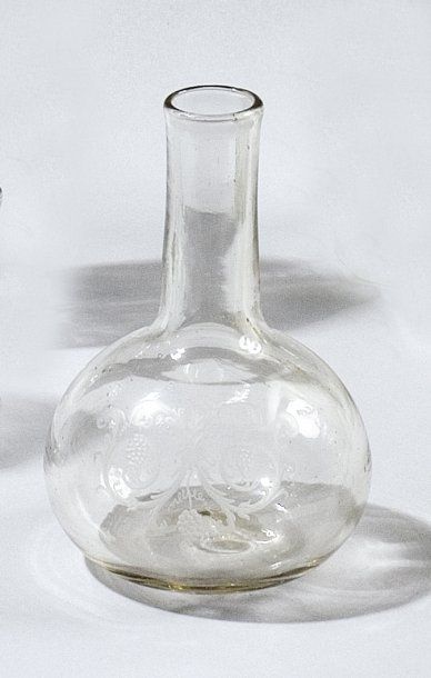 null Carafon Saxe, XVIIIe siècle. Carafon en verre incolore transparent gravé d'entrelacs...