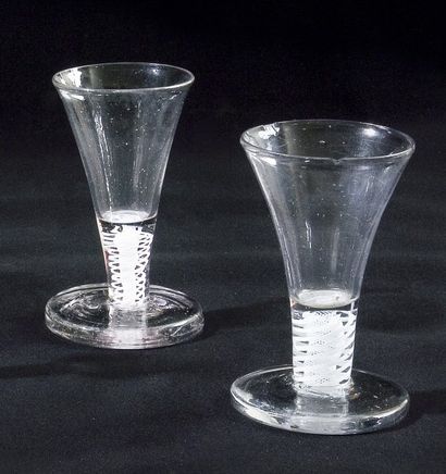 null Deux verres à «twist» Angleterre, Seconde moitié du XVIIIe siècle. Deux verres...