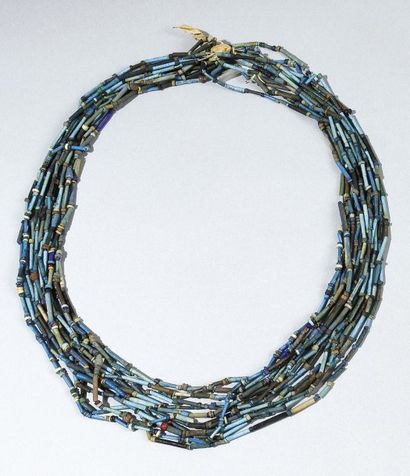 null Neuf colliers en fines perles tubulaires en pâte de verre bleu turquoise. Egypte,...