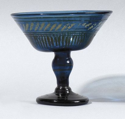 null Coupe en verre épais bleu canard translucide Perse, XIXe siècle. Coupe en verre...