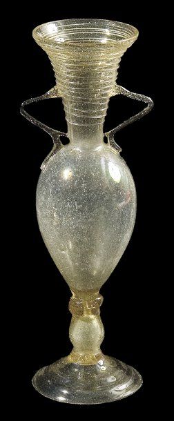 null Vase en verre ambré a petites anses Espagne, Castille, Recuenco, XVIIe siècle....