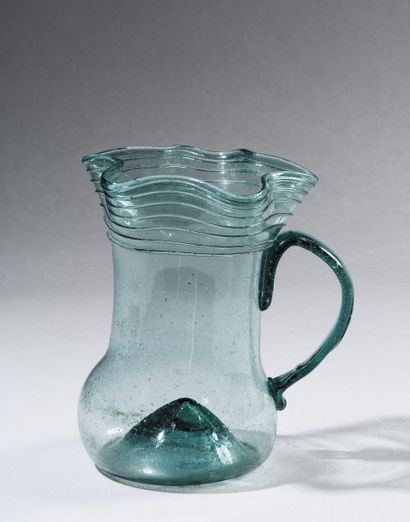 null Pichet en verre vert bleuté transparent Espagne, XVIIe-XVIIIe siècle. Pichet...