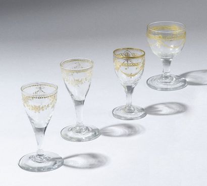 null Quatre verres à jambe Espagne, Manufacture Royale de La Granja de San Ildefonso,...