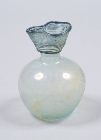 null Vase à ouverture trilobée.Syrie, IVe-Ve siècle après J.C.Vase sphérique en verre...