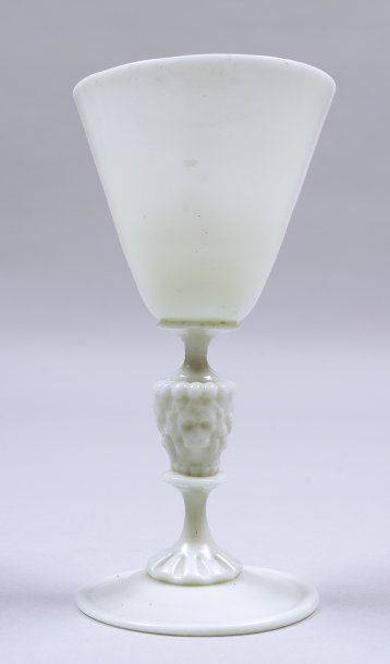 null Calice en verre porcelaineux Venise, Murano, Salviati & Co, 1868. Grand verre...