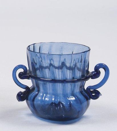 null Coupe à deux anses en verre bleu Façon de Venise, Espagne, Catalogne, fin XVIe...