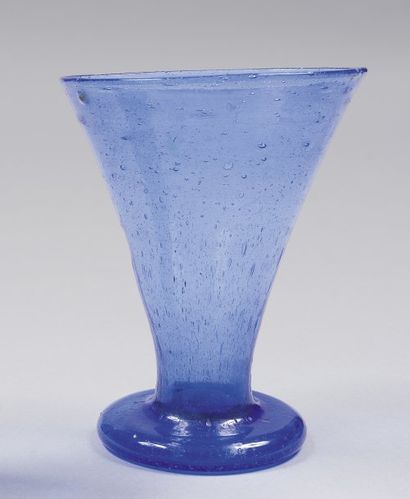 null Gobelet en verre bleu Espagne, XVIIIe-XIXe siècle. Gobelet en verre bleu translucide...