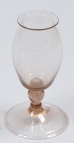 null Pilulier France, XVIIIe siècle. Pilulier à jambe en verre transparent rosé....