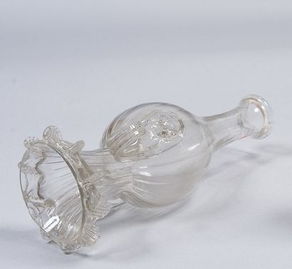 null Vase sans fond France ou Espagne, XVIIIe siècle. Vase sans fond en verre transparent...