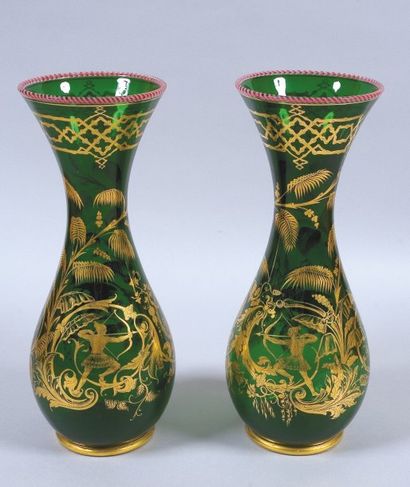 null Grands vases rouleau vert émeraude à décor d'Indiens d'Amérique St Louis, 1ère...