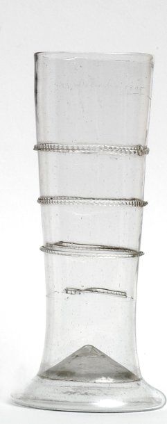 null « Passglas » Allemagne, XVIIe siècle. Long gobelet cylindrique en verre transparent...