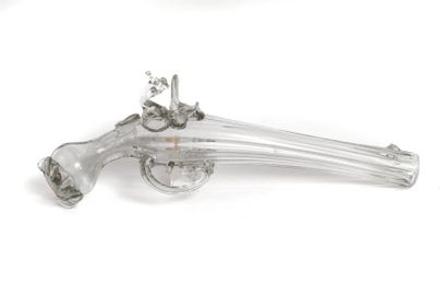 null Flacon en forme de pistolet Façon de Venise, Allemagne, 1er tiers XVIIIe siècle....