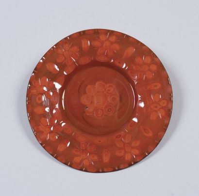 null Assiette en verre marbré rouge opaque Saxe, début XVIIIe siècle. Assiette ronde...