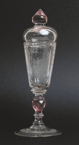 null Pokal gravé à filets rouges Bohème, début du XVIIIe siècle. Pokal en verre transparent...