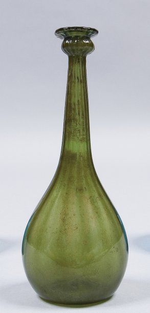 null Aspersoir Perse, XVIIIe-XIXe siècle. Flacon aspersoir en verre transparent vert...