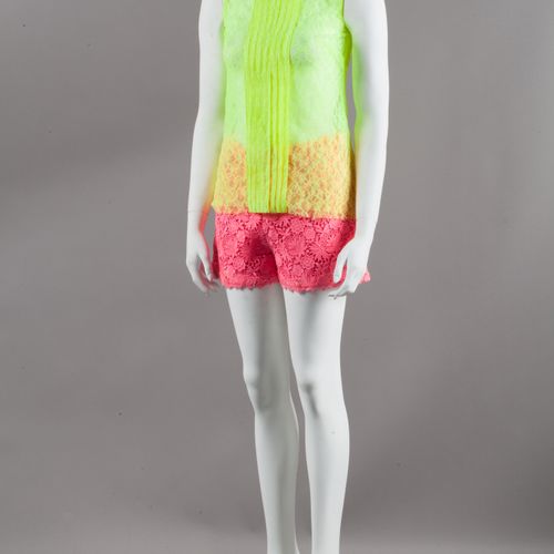 Christopher KANE, VALENTINO 拍品包括一件霓虹黄色蕾丝无袖上衣，圆领平褶，以及一件霓虹粉色玑镂花纹迷你短裤。T.40/6.