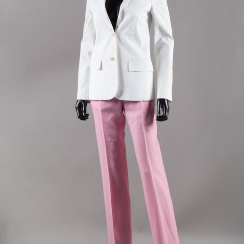 HELMUT LANG 衣服包括一件白色外套，有缺口的披肩领，单排扣，胸前口袋，两个带翻盖的滚边口袋，长袖，背部开衩，粉色绉绸长裤。T.40.
