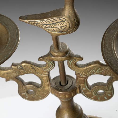 Deux chandeliers en bronze, à deux bras de lumière, base circulaire avec inscrip&hellip;