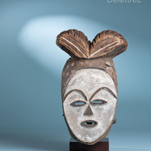Objet : Masque 
Ethnie : Puvi-Mahengo ? 
Description : Grand masque blanc. 
Coif&hellip;