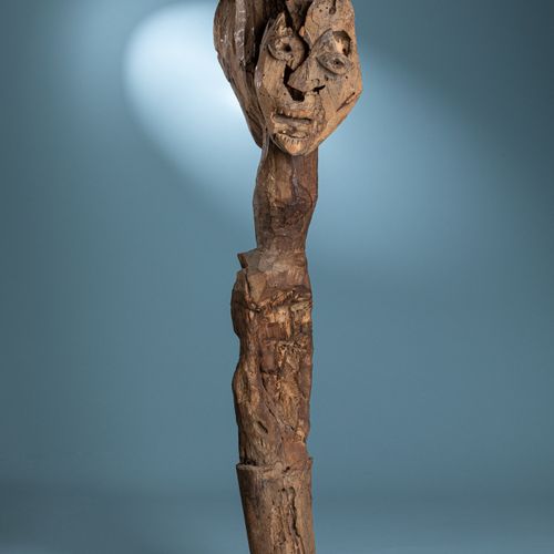 Objet : Statue Janus 
Ethnie : Tsogho 
Description : Poteau décoré de deux visag&hellip;