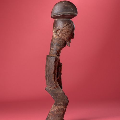 Objet : Statue 
Ethnie : Bateke – Congo 
Description : Grande statue erodée. Vis&hellip;