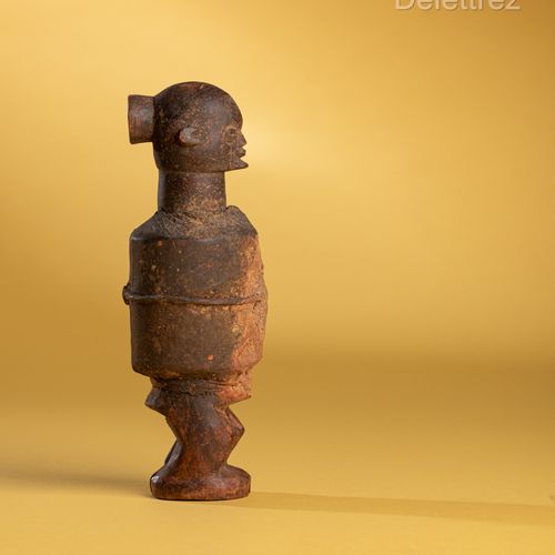 Objet : Statue 
Ethnie : Bateke – Congo 
Description : Coiffe à chignon. Charge &hellip;