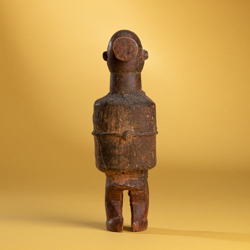 Objet : Statue 
Ethnie : Bateke – Congo 
Description : Coiffe à chignon. Charge &hellip;