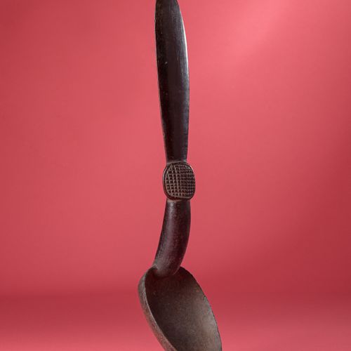 Objet : Grande cuillère sculptée 
Ethnie : Punu – Lumbo 
Matériau : Bois 
Hauteu&hellip;