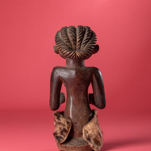 Objet : Statue 
Ethnie : Tsogho 
Description : Statue avec orifice dans l’abdome&hellip;