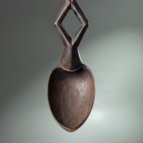 Objet : Grande cuillère sculptée et ajourée 
Ethnie : Punu – Lumbo 
Matériau : B&hellip;