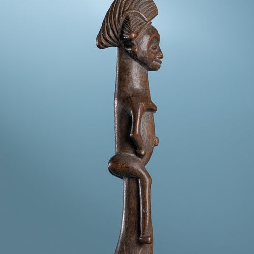 Objet : Cuillère sculptée d’une femme 
Ethnie : Punu – Lumbo 
Matériau : Bois 
H&hellip;