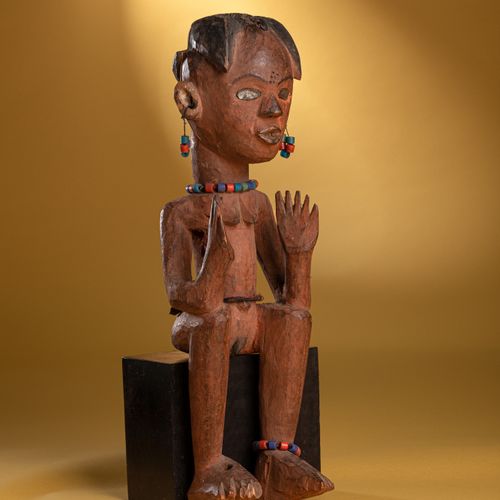 Objet : Statue 
Ethnie : Tsogho 
Description : Figure humaine représentée assise&hellip;